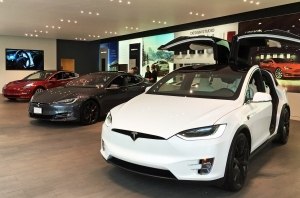 Электрокары Tesla Model S и Model X получили функцию Sentry Mode