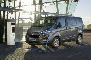 Ford показала гибридную версию минивэна Tourneo Custom